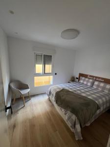 阿爾法法的住宿－Como en casa!，卧室配有床、椅子和窗户。
