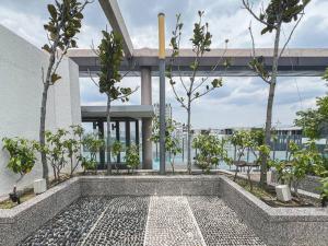 una piscina al aire libre con árboles y un edificio en Serdang,,2-6pax,,Near APU & Pavilion Bukit Jalil,,Studio, en Seri Kembangan