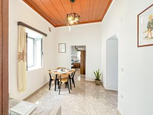 a dining room with a table and chairs at La Casa di villagio in Koskinou