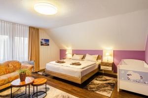 een hotelkamer met een bed en een bank bij Nordsee Ferienwohnung 9 Personen in Wangerland