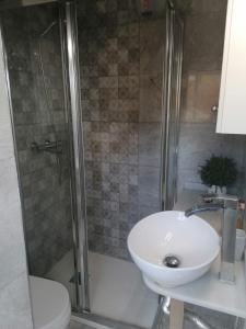 een badkamer met een wastafel en een douche bij Casa Paraiso in Almería