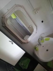 bagno con lavandino e specchio di Camera Serraona ad Alghero