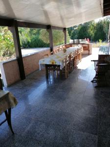 comedor con mesa y algunas sillas en Camera Serraona en Alguer