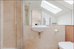 La salle de bains est pourvue d'un lavabo et d'une douche. dans l'établissement Spacious 3 Bedroom Regents Park Apartment, à Londres