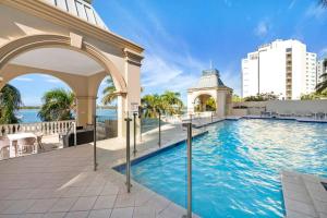 une piscine dans un bâtiment avec une arche dans l'établissement Exceptional Luxury ~ Broadwater Beauty ~ Free Parking ~ Top Location, à Gold Coast