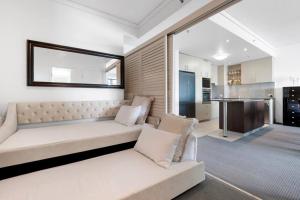 un salon avec un canapé et une cuisine dans l'établissement Exceptional Luxury ~ Broadwater Beauty ~ Free Parking ~ Top Location, à Gold Coast