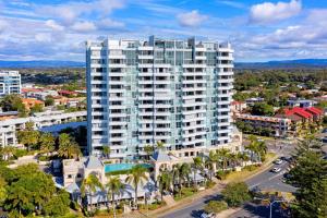 une vue aérienne sur un grand bâtiment d'une ville dans l'établissement Exceptional Luxury ~ Broadwater Beauty ~ Free Parking ~ Top Location, à Gold Coast