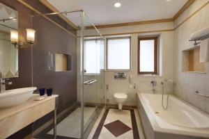 Koupelna v ubytování Ramada by Wyndham Udaipur Resort and Spa