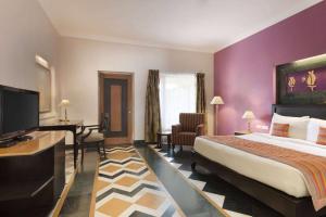 Postel nebo postele na pokoji v ubytování Ramada by Wyndham Udaipur Resort and Spa