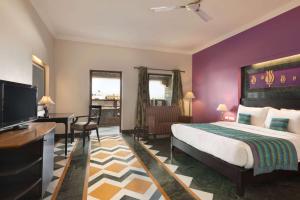 Postel nebo postele na pokoji v ubytování Ramada by Wyndham Udaipur Resort and Spa