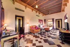 Posezení v ubytování Ramada by Wyndham Udaipur Resort and Spa