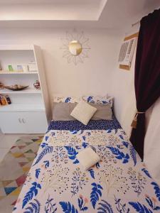 1 dormitorio con 1 cama con sábanas azules y blancas en Avida Tower 1 L21 staycation rm1002, en Iloilo City