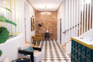 亚历山德鲁波利斯阿格洛斯酒店的走廊上设有砖墙和 ⁇ 地