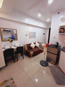 sala de estar con sofá y mesa en Avida Tower 1 L21 staycation rm1002, en Iloilo City