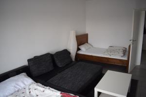 Cette petite chambre comprend un canapé et un lit. dans l'établissement Apartment in 48599 Gronau Monteurzimmer, à Gronau