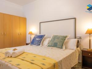sypialnia z dużym łóżkiem z poduszkami w obiekcie Vistamar holiday home w Porto Cristo +33 zdjęcia