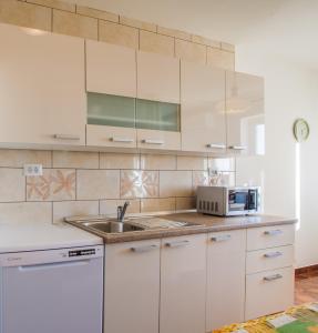 Kuchyň nebo kuchyňský kout v ubytování Apartment Panorama