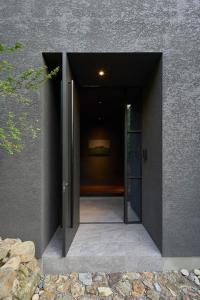 尾道市にあるSeaside Villa SEEN Deep Seaの壁画のある建物への開口ドア