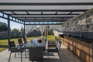 Posezení v ubytování Pura Vida Villa, with 2 Pools, Spa Whirlpool & Sauna, By ThinkVilla