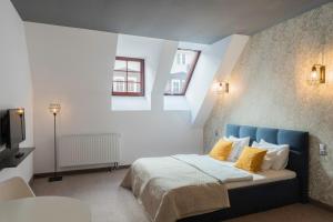 Un dormitorio con una cama azul con almohadas amarillas en Staycity Apartments Sukiennice 6, en Wroclaw