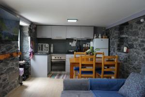 Kuchyň nebo kuchyňský kout v ubytování Casa do Lombo