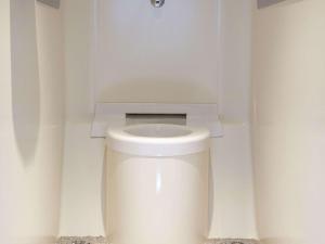 La salle de bains est pourvue de toilettes blanches. dans l'établissement hotelF1 Thonon Les Bains Est, à Marin