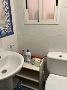 une salle de bain avec des toilettes blanches et un lavabo dans l'établissement Habitacion del Angel, à Alicante 17 autres photos