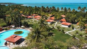 圣米格尔-杜斯米拉格里斯Angá Beach Hotel的度假村和海洋的鸟瞰图