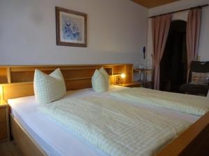 a bedroom with two beds in a room at Gästehaus Böck in Roßhaupten