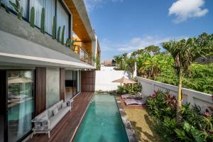 an infinity pool in the backyard of a house at Sunny Village Berawa in Canggu