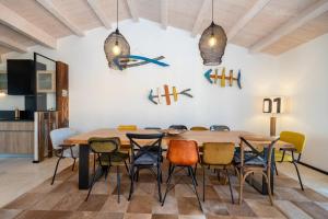 ein Esszimmer mit Tisch und Stühlen in der Unterkunft Maison neuve à deux pas de la plage in Sainte-Marie-de-Ré