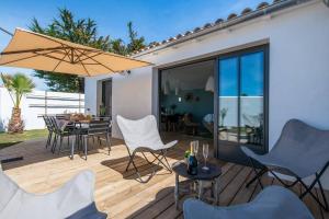 Αίθριο ή υπαίθριος χώρος στο Maison d'architecte avec piscine à deux pas de la plage des Grenettes