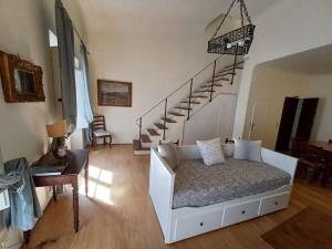ein Wohnzimmer mit einem Bett und einer Treppe in der Unterkunft Apt in Via Ginori in a historical palazzo with elevator in Florenz