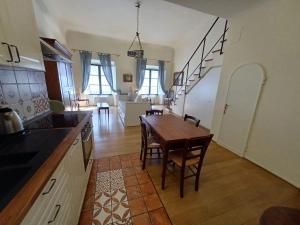 eine Küche und ein Wohnzimmer mit einem Tisch und Stühlen in der Unterkunft Apt in Via Ginori in a historical palazzo with elevator in Florenz