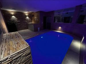 una grande piscina con illuminazione blu in un edificio di Piscina Temperada - 10 personas a Chiclayo
