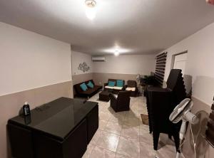 uma sala de estar com um sofá e uma mesa em Piscina Temperada - 10 personas em Chiclayo