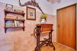 Habitación con escritorio y estantería con libros. en Gästehaus Eder Oberammergau en Oberammergau