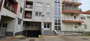 ein Apartmentgebäude mit einer Treppe, die zu einer Tür führt in der Unterkunft Lega-Cabana Home Osijek in Osijek