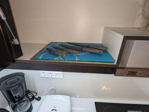 une boîte de couteaux assise sur une cuisinière dans l'établissement Konnet Apartment #1, à Rhodes 28 autres photos