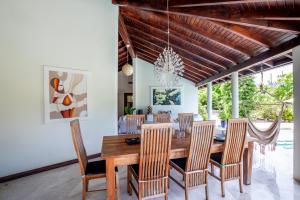 een eetkamer met een houten tafel en stoelen bij Naïma Luxury Home, Cottage & Apartment Rentals in Paradera