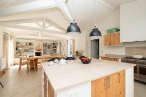 an open kitchen with a large island in a room at Sublime maison d'architecte pour famille nombreuse in Les Portes
