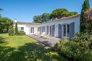 a villa with a view of the yard at Sublime maison d'architecte pour famille nombreuse in Les Portes