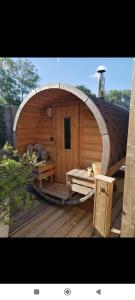 Cabaña de madera grande con techo circular en Maison d'hôte Les Notes Endormie Suite Le Refuge en Walcourt