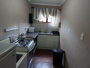 Kuchyň nebo kuchyňský kout v ubytování Tumuga Private Cottage Mokopane