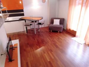 sala de estar con mesa y silla en Orange Casanova - Fibre-Optic Internet and Garden, en Venecia