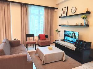 salon z kanapą i telewizorem w obiekcie 9 Bukit Bintang 5 minutes to Alor Street Seri Bukit Ceylon 2R2B 8 pax w Kuala Lumpur
