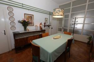 ein Esszimmer mit einem Tisch und Stühlen in der Unterkunft La terrazza di Villa Edera in Treviso
