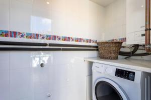 een keuken met een wasmachine en een aanrecht bij Casa Vileta in Palma de Mallorca