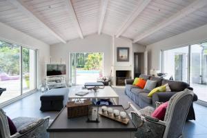 Posezení v ubytování Maison au calme en lisière de forêt avec piscine chauffée
