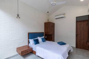 Giường trong phòng chung tại Tarshal Outhouse to relax in Jaipur